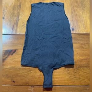 NWT SKIMS Womens Black Onyx Essential Crewneck Sleeveless Bodysuit Size S/M